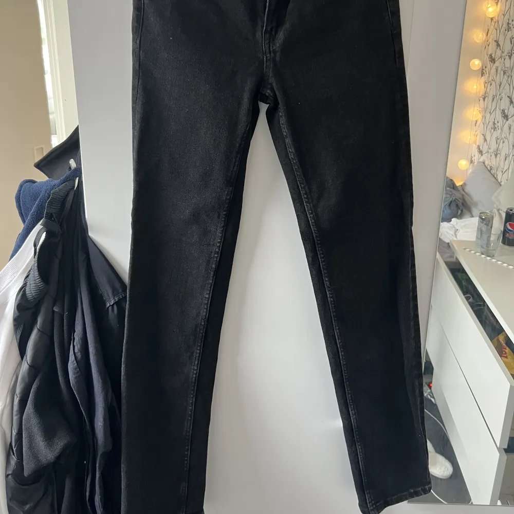 Ett par svarta raka högmidjade jeans från Lindex i storlek 38, bra skick. Jeans & Byxor.