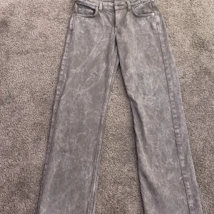 Weekday Arrow jeans - Hej säljer min weekday jeans då dom blivit försmå.Dom är knappt använda så dom är som nya.Är 160 och passar mig perfekt i längden. Dessa finns inte kvar längre på weekday(ord pris 590kr) .Står inte för frakten.Kontakta mig för fler bilder och pris💗