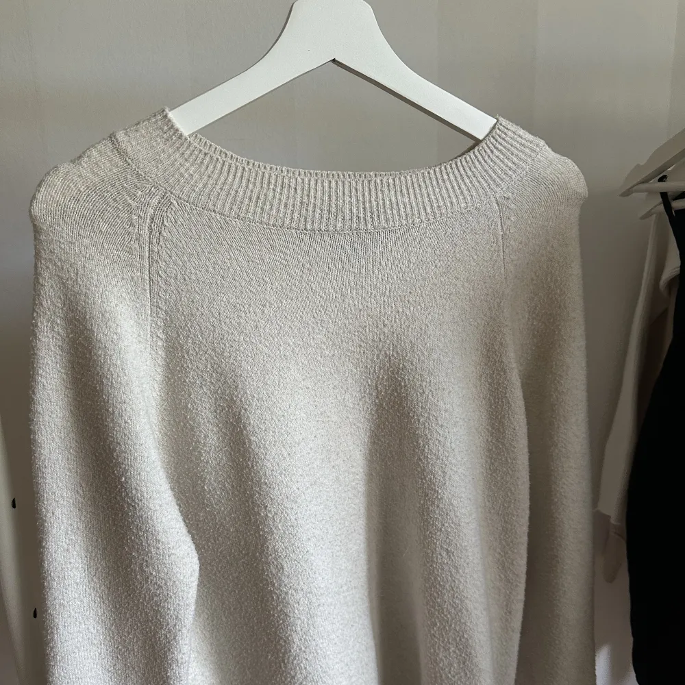 Säljer denna trendiga stickade tröjan ifrån Vero Moda. Enbart använd någon få gång💗Kontakta för fler frågor eller bilder. . Tröjor & Koftor.