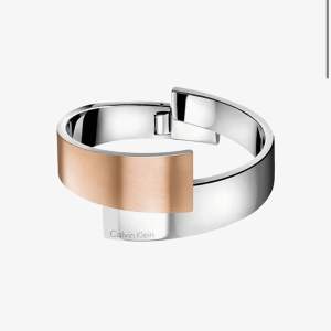 Superfint Calvin Klein open bangle armband som är oanvänt. Nypris 1499❤️ Går att öppna. Nyskick med originalförp & certifikat!