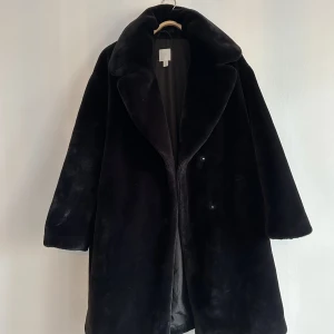 Pälsjacka H&M svart - Stoooor mysig jacka från hm fejkpäls M