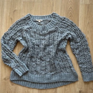 Grå stickad tröja - Fint skick🩶 sitter som en m