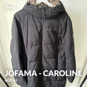 JOFAMA CAROLINE - •Strl 44 •Använd sparsamt i 1 säsong •Inga märkbara skador/fel på jackan •Inköpt 2022 för 2100kr •Frakt tillkommer