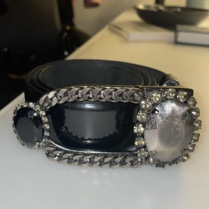 Anna Biagini skin bälte  - Säljer min Anna Biagini skin bälte med en stor silver sten och en svart mindre Sten har använt den ett par gånger ser bra ut 