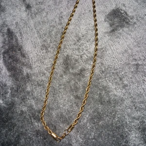 Cordell Kedja 24K Guldpläterad - Helt ny 24 karat guldpläterad 6mm cordellkedja. Väger cirka 45g.   Glänser mycket, tål vatten. Toppkvalitet äkta guld.   Kan mötas upp i Stockholm. Annars 1-3 dagar leverans 🌍💯