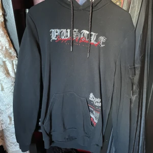 Hoodie - Säljer då den inte är i min stil🖤Den är lite dammig på bilderna men jag rollar den innan jag skickar❤️Aldrig använd av mig🖤Den är som ny och inga defekter vad jag ser🖤Säljer ett par byxor som tillhör hoodien, säljer som ett set för 500kr🖤