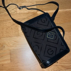 Gant väska  - En gant väska som jag använde i godskick. Inga skador alls 😁