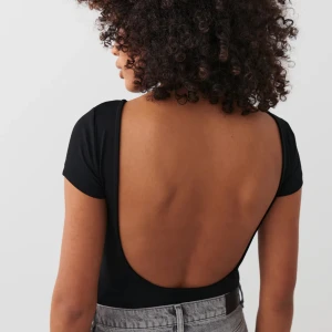 svart rygglös topp - säljer min svarta topp då jag ej använder den längre, fint skick 