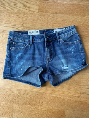 Jeansshorts - Säljer dessa jeansshorts. Aldrig använda och lappen sitter kvar. Storlek xs. Säljer för 70kr+frakt. Skriv gärna vid frågor.