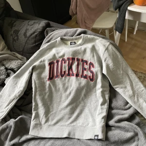 Dickies sweatshirt  - Säljer min dickies sweatshirt i storlek medium. Inte riktigt min stil så den har använts max 1-2 gånger 🥰 Hör av dig vid frågor/ intresse. Nypris 699kr