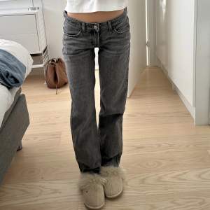 Raka lågmidjade jeans från Weekday i modellen Arrow. Så snygga! Jag är 161 och har vanligtvis storlek 32/34. 