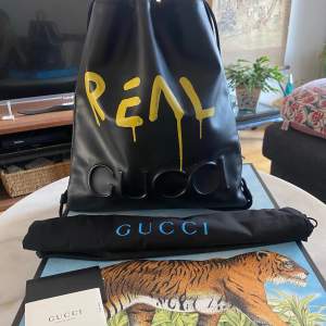 Säljer min Gucci Gucci Ghost Drawstring Leather Bag ( Unisex ) köpt från Gucci butiken i ION Orchard center i Singapore för flera år sen och är i riktigt bra skick. Använt 2ggr och är som helt ny. Köpt för 17000kr. Kvittot och all tillbehör finns.