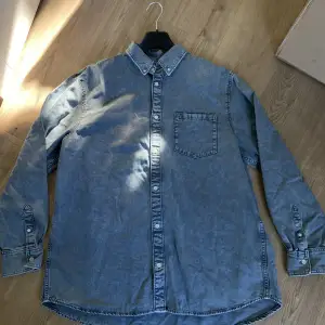 Säljer denna fina jeansskjortan/jackan. Den är från Weekday och är knappt använd. Inga defekter. Den gråa färgen syns bäst på bild 2 & 3. 🩶 Storlek M men skulle ändå säga att den är lite oversized.