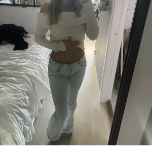 Low waist jeans  - Säljer dessa ursnygga low waist jeans i ljusblå färg, 2 knappar, sitter som en smäck, dem är storlek 38 men passar mig som bär 36, köpta i en butik i Grekland😍😍är 168 cm lång! Midjemått 37-38, innerbenslängd 84❤️pris kan diskuteras, skriv för fler bilder