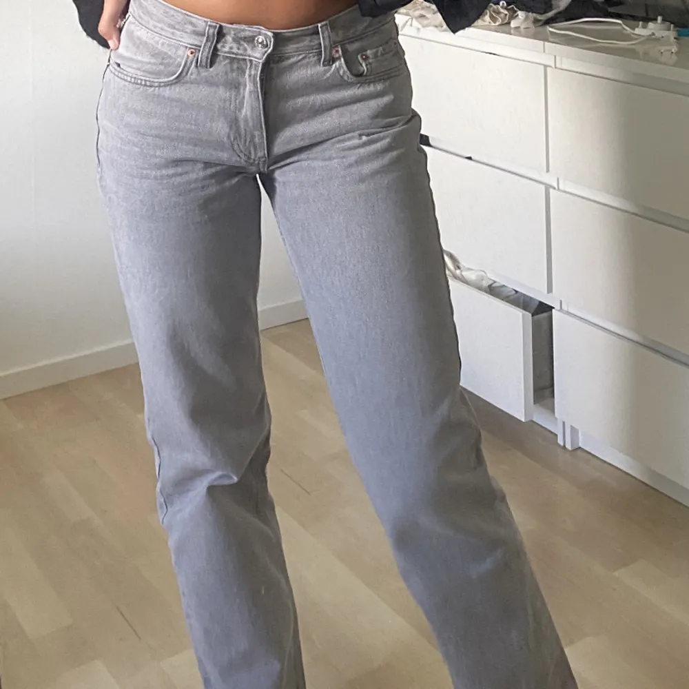 Säljer dessa grå jeansen då de blivit för små, använda några gånger men mycket bra skick! De är low waist och jag är 170 o de är bra i längden!💕. Jeans & Byxor.