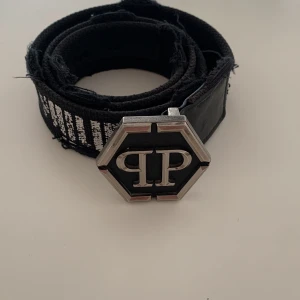 Phillip plein bälte  - Jag säljer mitt PP bälte 90cm köpt 2019 i USA då jag inte använt de sen 2021. Konditionen 7/10 med kvitto, låda och allt som tillkom när de köptes.