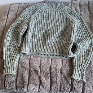 Stickad kofta - Stickad kofta från H&M, aldrig använd. Nyskick 