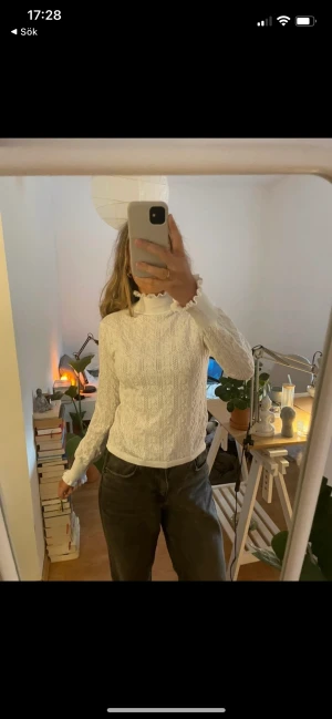 Vit tröja polokrage - Jättefin vit tröja med polokrage.