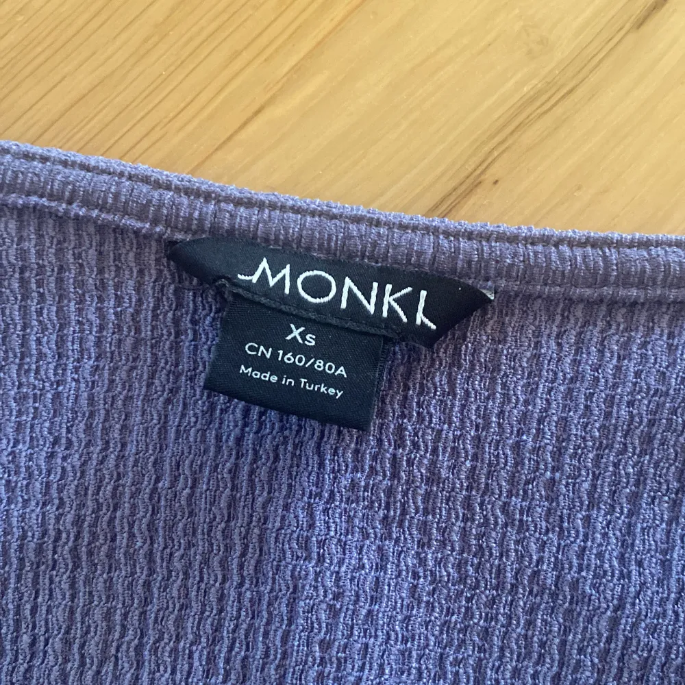 Säljer denna jätte fina blusen från monki. Säljer pga att jag inte använder den🫶🏼 Köpte för 299kr.. Blusar.