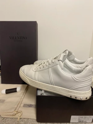 ✨Valentino Flycrew✨ - Valentino Flycrews🦋 Storlek: 43✨ Skick: 9/10 (sjukt bra skick) Box, dustbags och extra skosnören medföljer✅ Bud: 2450kr Bin: 2799kr Vid frågor, fler bilder eller andra funderingar så är det bara att höra av sig 🌟