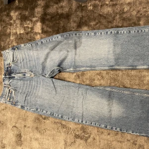 Gina Tricot Perfect Jeans strl 36 - För stor för mig, inte min stil. Skriv för bättre bild på hela byxan