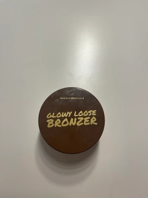 Makup mekka glowy loosse bronzer - Har aldrig använt den eftersom jag fick denna i present och har redan en. Därför säljer jag den.