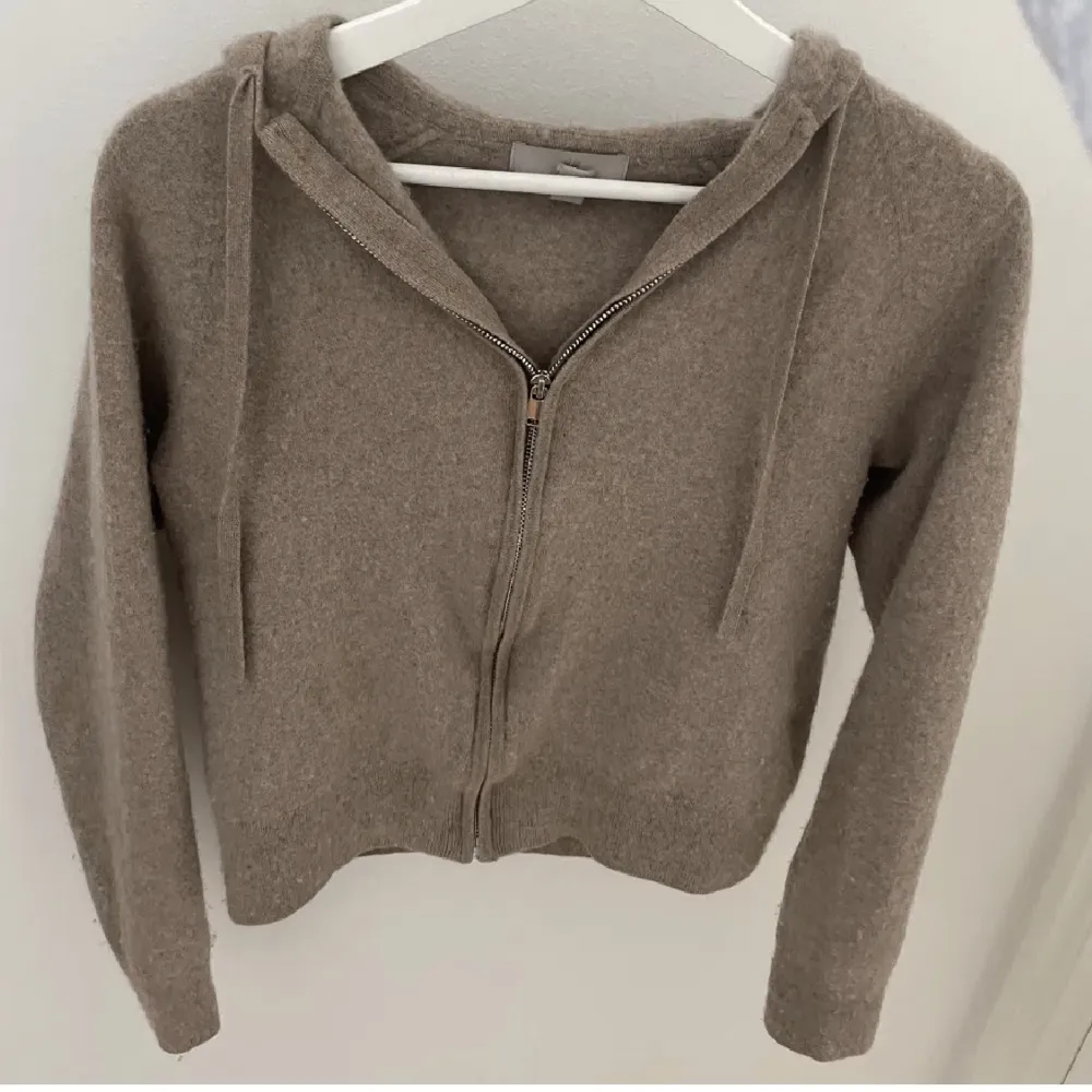 Zip hoodie i Kashmir blend från H&M!  Storlek S men passar mig som är en Xs. ❤️ Den är inte nopprig men lite ”luddig”.  Köp gärna genom köp nu!💕. Stickat.
