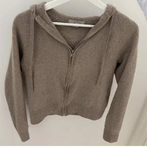 Zip hoodie i Kashmir blend från H&M!  Storlek S men passar mig som är en Xs. ❤️ Den är inte nopprig men lite ”luddig”.  Köp gärna genom köp nu!💕