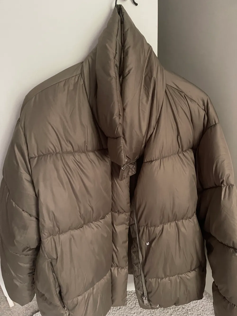 Säljer denna jacka från H&M har knappt använt den😊. Jackor.