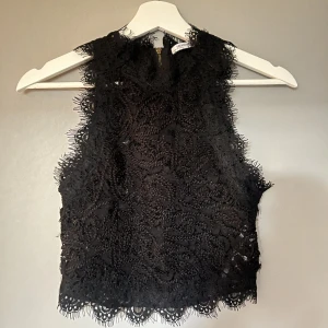 Blus - Säljer denna svarta blus från zara💞 köpt här på plick, men var något för liten därför säljer jag vidare den. Fint skick💞Skriv för frågor eller i behov fler bilder💞