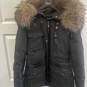 Hollies jacka  - Använd ett fåtal gånger endast. Modellen på jackan är Livigno 