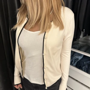 Beige kofta - Dröm kofta från zara med pärl-knappar, använd 1 gång, skriv för fler bilder och frågor, möts upp i Sthlm eller fraktar🤍