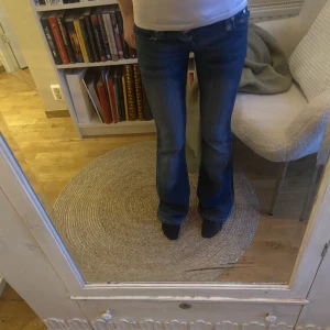  Victoria Beckham  -  säljer dessa as snygga Victoria Beckham Insen som är köpta på och Plick men var fel storlek det står 26 I byxorna men jag skulle säga att de är lite mindre💗💕