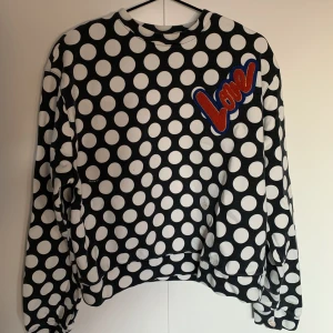 Crewneck/tjocktröja Love Moschino - Fin prickig tjocktröja från Love Moschino med broderad text, liten fläck som jag inte får bort, se bild, annars i fint men använt skick! 