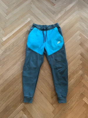 Nike tech byxor - Tjjaa säljer ett par väldigt sällsynta nike tech byxor, byxorna har några flaws så som några små hål men man ser knappt de. Kom privat för mer bilder.