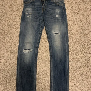 Jack & Jones jeans  - Säljer ett par jeans från Jack & Jones. Det är slimfit på jeansen. Skicket på jeansen är 10/10. Vid eventuella frågor är det bara att höra av sig 