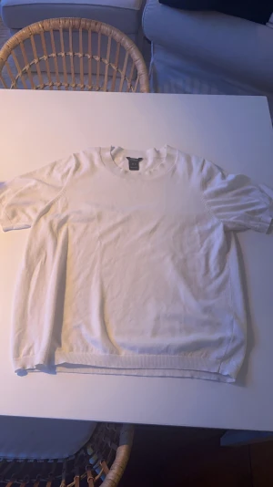 Vit stickad t-shirt - En vit tunnare stickad tröja, jätte fin och gullig