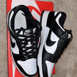 Nike panda dunks - Panda dunks använda 4 gånger i storlek 42,5 Skick 9,5/10