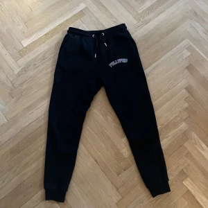 Fullypaid byxor - stilrena, har tyvärr inte hoodien till de längre… nypris på hela settet 1800kr