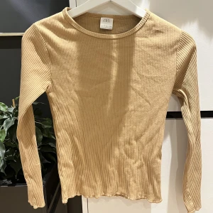 Tröja från zara - En jättefin tröja från Zara i beige/brun färg. Fin till hösten!  Strl: S Skick: bra skick, knappt använd. 