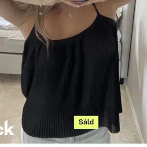 Svart linne/top - Säljer detta snygga linet på grund av att den är för stor för mig. Skicka om du vill ha fler bilder. Lånad bild! 💕☺️