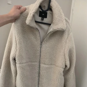 Teddyjacka/ fleece  - Populär Teddy jacka/fleece från hm som är slutsåld!