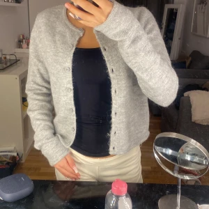 stickad kofta  - Säljer denna gråa kofta använd en gång i storlek XS, köpt ifrån gina tricot 