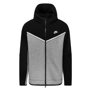 Nike tech - En jätte fin nike tech i perfekt skick jag säljer den pågrund av att den är för stor för mig. Den är använd 3-4ggr. Pris kan diskuteras 