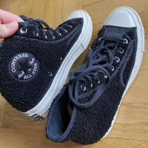 Teddy Converse - Supersöta Converse med teddyliknande utsida. Storlek 7 (40). Använda Max 3 gånger. 