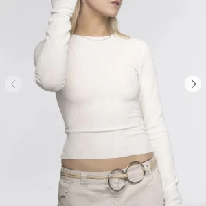 A-dsgn tröja  - Helt oanvänd tröja från a-dsgn i modellen long sleeve top i färgen off-White som är helt slutsåld på hemsidan 🫶🏼 är i storlek L men är väldigt liten i storleken och passar mig som normalt är en M! 