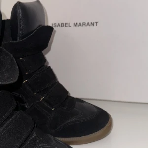 isabel marant skor  - isabel marant skor köpt för nått år sedan. knappt använd men blivit en lite skråma på enna skorn, som man kan se på bild 3. skolådan och dustbag får man med.  