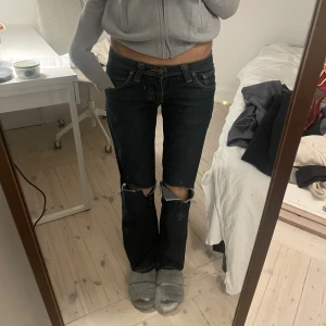 Lågmidjade mörkblå bootcut jeans - Super fina lågmidjade bootcut jeans som har en jätte snygg pass form! 