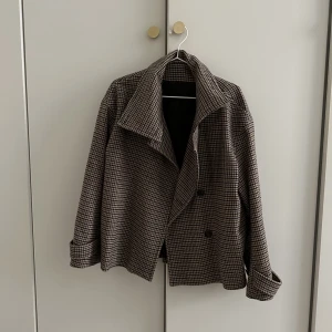 Jacka  - Säljer min jacka från Arket, inte exakt samma färg som på bilen men samma modell. 