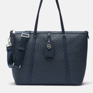 michael kors väska  - jättefin nästan ny väska från michael kors, köpt på deras egna hemsida i augusti, kan skicka bevis ifall de önskas, nypris 4300kr men finns inte längre kvar på deras hemsida i denna färg. Det långa bandet kan man ta av. Dustbag ingår. Pris kan diskuteras❤️